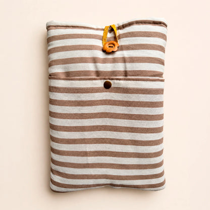 Funda literaria otoñal con diseño de libros, tazas, hojas y detalles cálidos para proteger libros