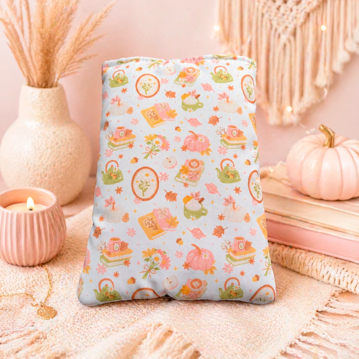 Funda literaria otoñal con diseño de libros, tazas, hojas y detalles cálidos para proteger libros