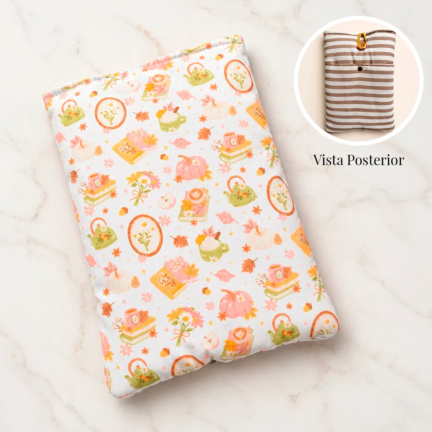 Funda literaria otoñal con diseño de libros, tazas, hojas y detalles cálidos para proteger libros