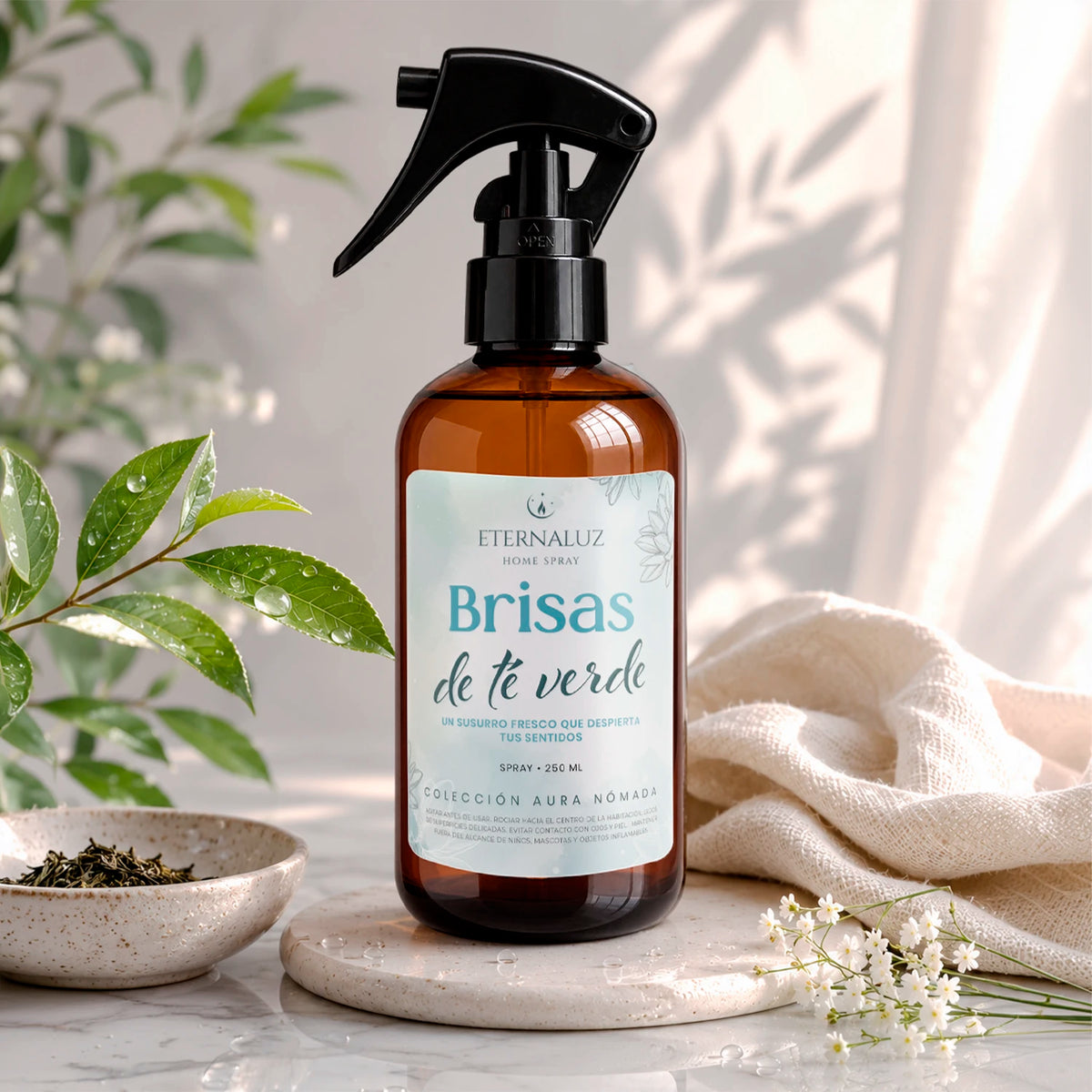 Home Spray Eternaluz Brisas de Té Verde, aroma herbal fresco con limón, menta y bambú, ideal para ambientar el hogar o la oficina.