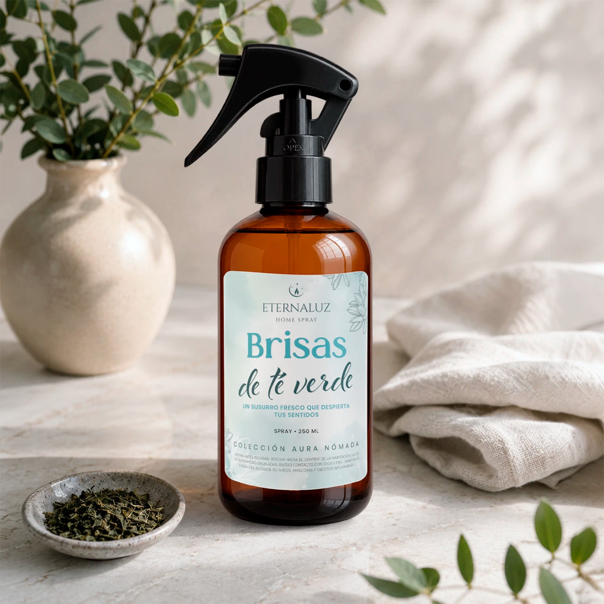 Home Spray Eternaluz Brisas de Té Verde, aroma herbal fresco con limón, menta y bambú, ideal para ambientar el hogar o la oficina.