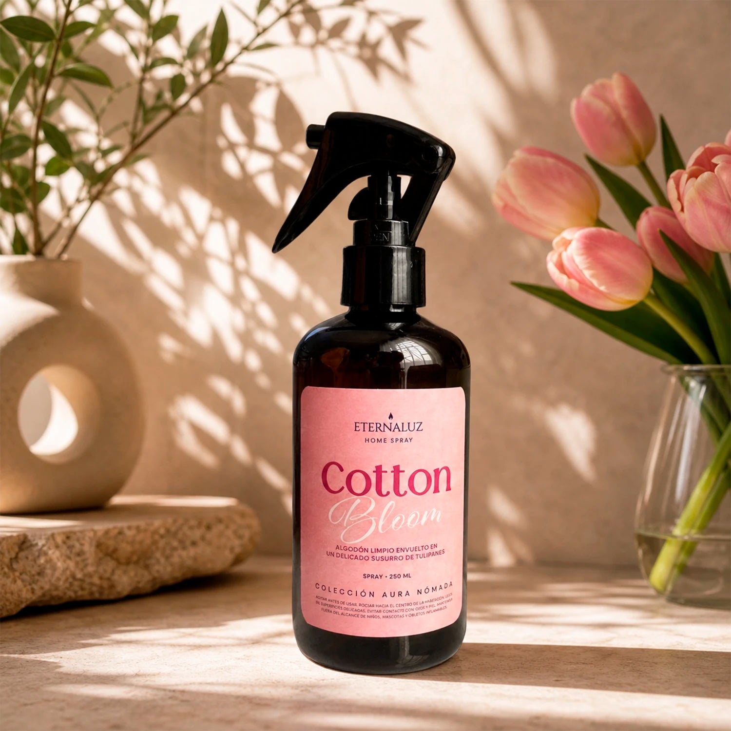 Home Spray Eternaluz Cotton Bloom con aroma a algodón limpio y tulipanes suaves, colección Aura Nómada.