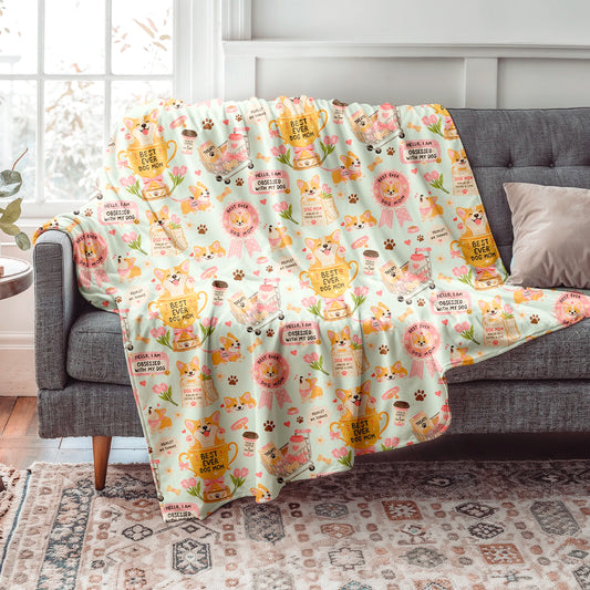 Manta de invierno para amantes de los perros con diseño de perritos, huellas, premios y detalles inspirados en mamás perrunas, confeccionada en felpa con reverso sherpa blanco.