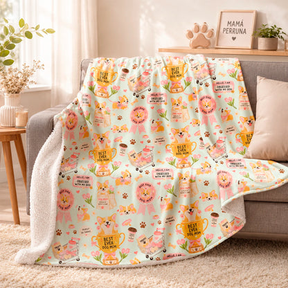 Manta de invierno para amantes de los perros con diseño de perritos, huellas, premios y detalles inspirados en mamás perrunas, confeccionada en felpa con reverso sherpa blanco.