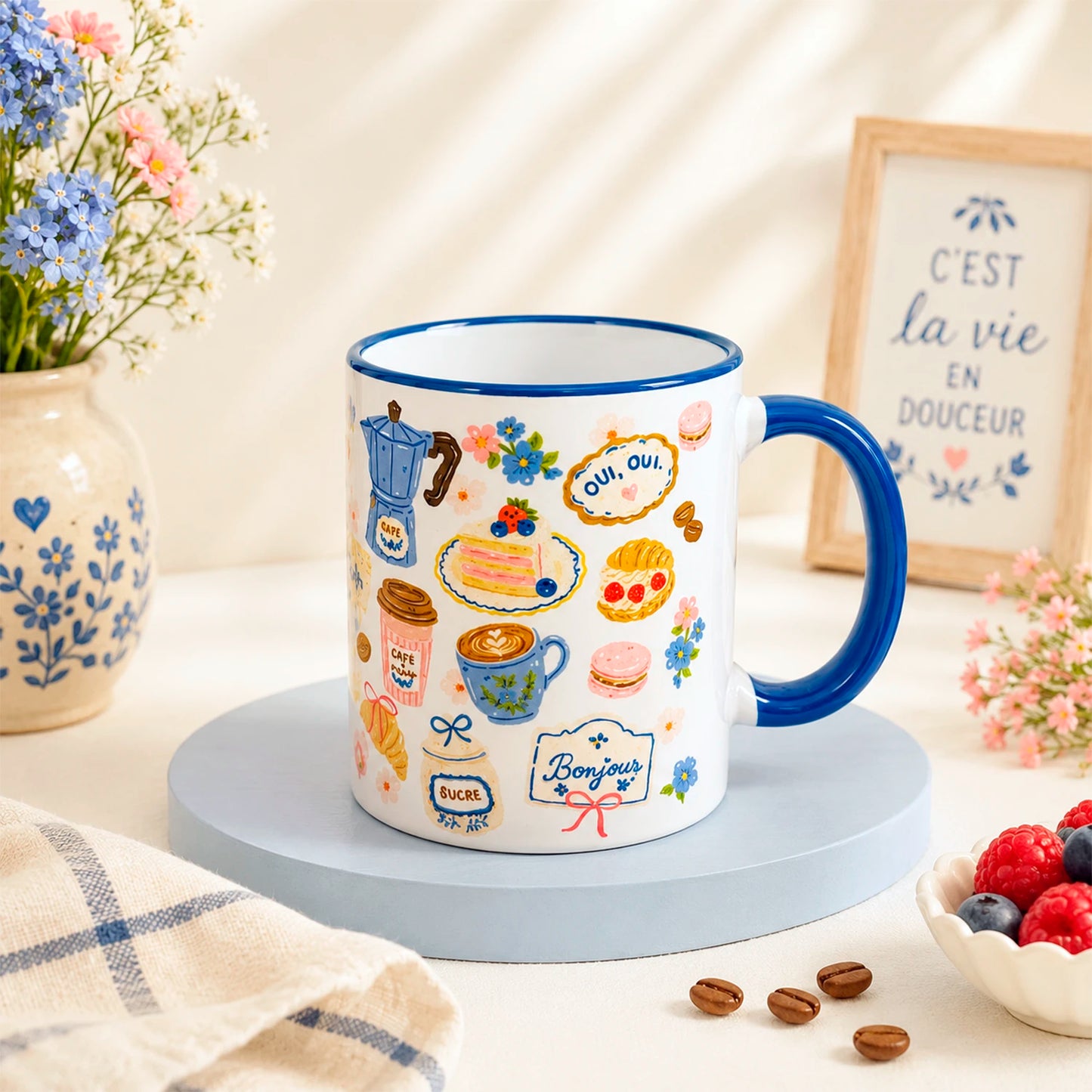 Taza Café en París con diseño de cafetería francesa, croissants, macarons, café, flores azules y detalles parisinos.