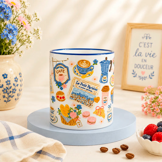Taza Café en París con diseño de cafetería francesa, croissants, macarons, café, flores azules y detalles parisinos.
