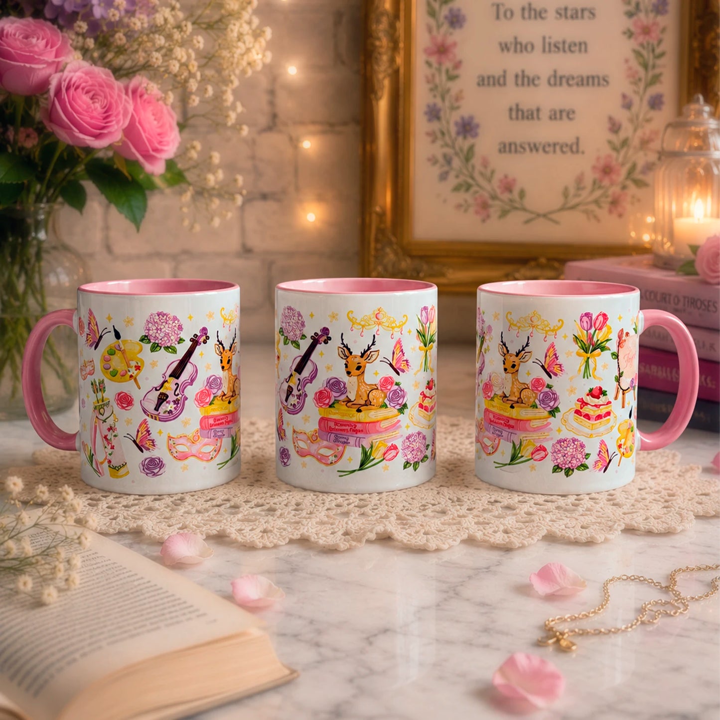 Taza de cerámica 11 oz Entre Rosas y Espinas con diseño floral, ciervo, libros, violín, máscara y detalles románticos en tonos rosados.