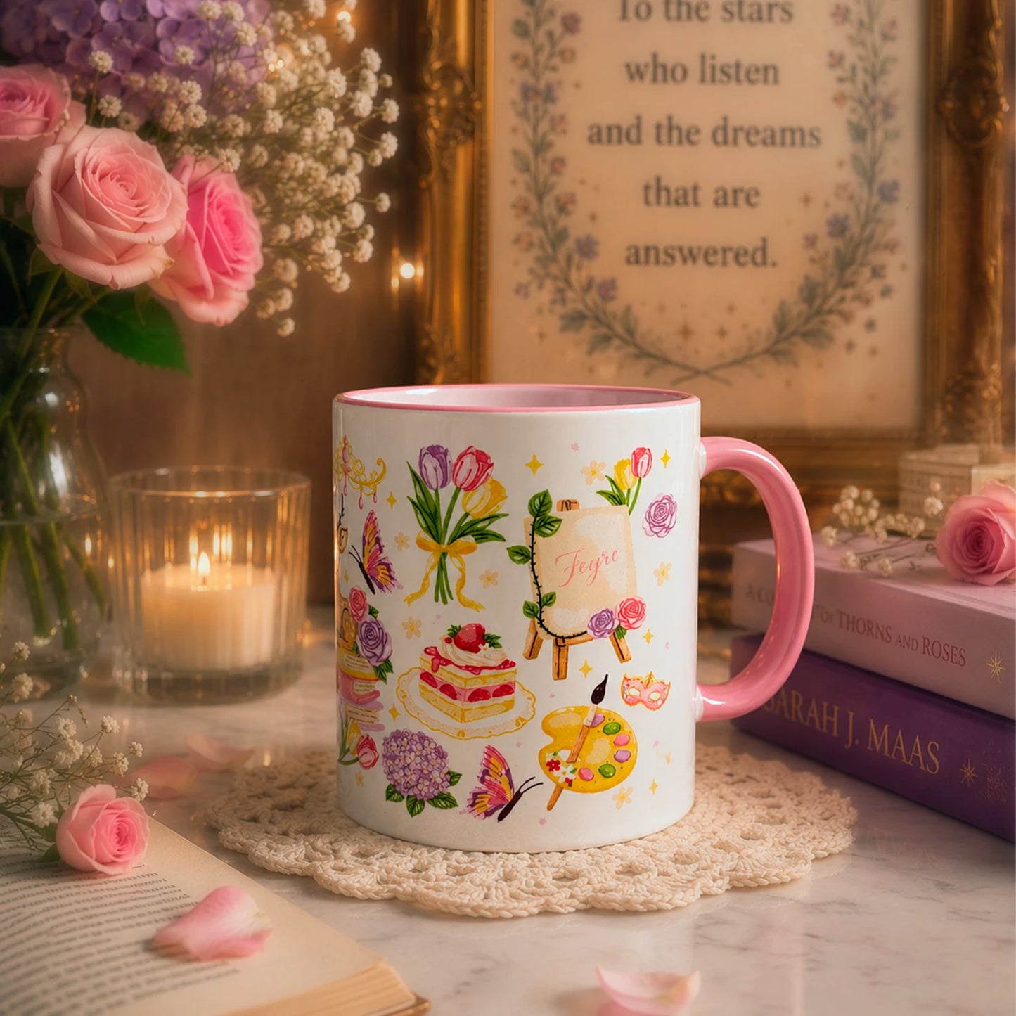 Taza de cerámica 11 oz Entre Rosas y Espinas con diseño floral, ciervo, libros, violín, máscara y detalles románticos en tonos rosados.