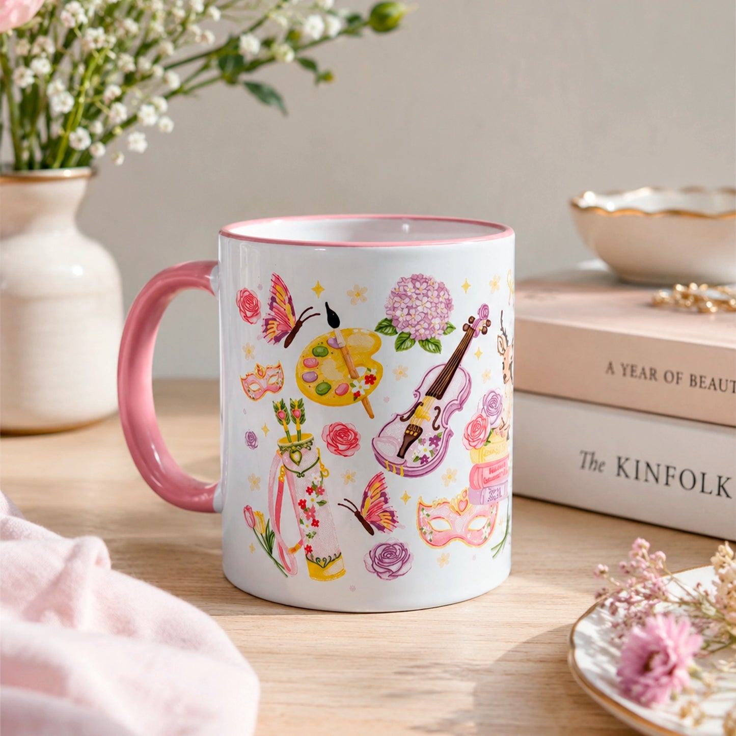 Taza de cerámica 11 oz Entre Rosas y Espinas con diseño floral, ciervo, libros, violín, máscara y detalles románticos en tonos rosados.