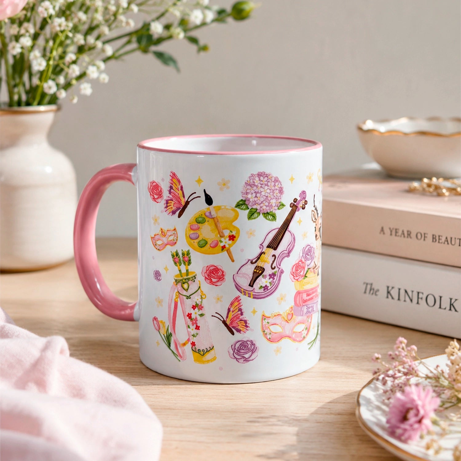 Taza de cerámica 11 oz Entre Rosas y Espinas con diseño floral, ciervo, libros, violín, máscara y detalles románticos en tonos rosados.