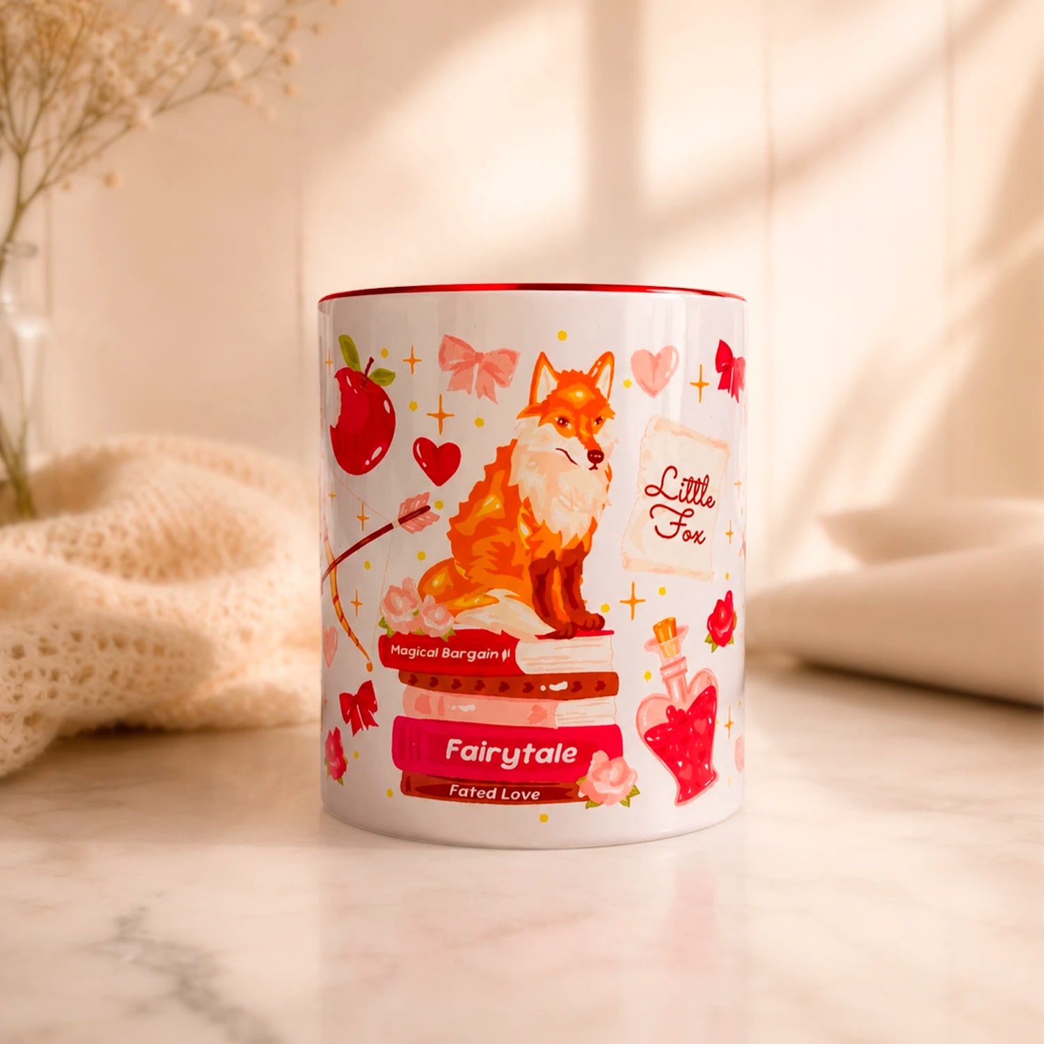 Taza literaria sublimada de cerámica 325ml inspirada en una historia romantasy la balada del arquero y zorro, con diseño de rosas, cartas, libros y detalles rojos.