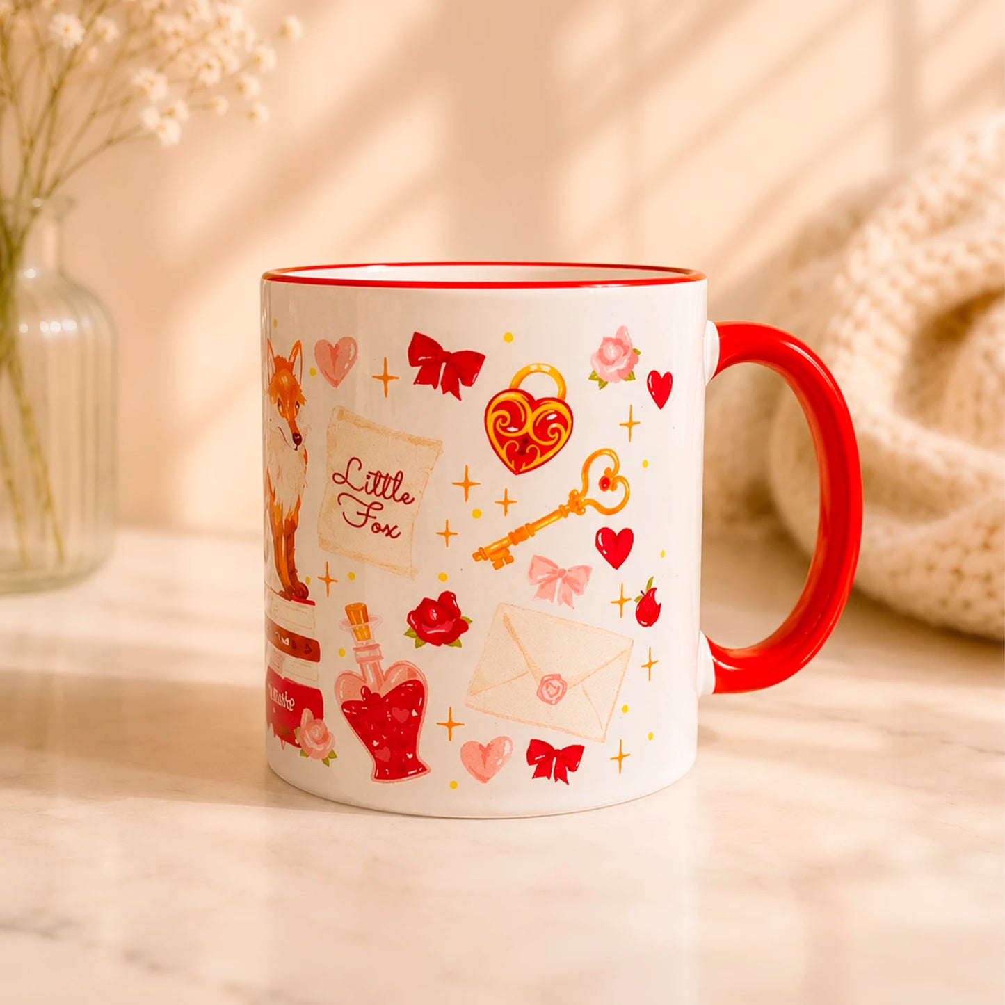 Taza literaria sublimada de cerámica 325ml inspirada en una historia romantasy la balada del arquero y zorro, con diseño de rosas, cartas, libros y detalles rojos.