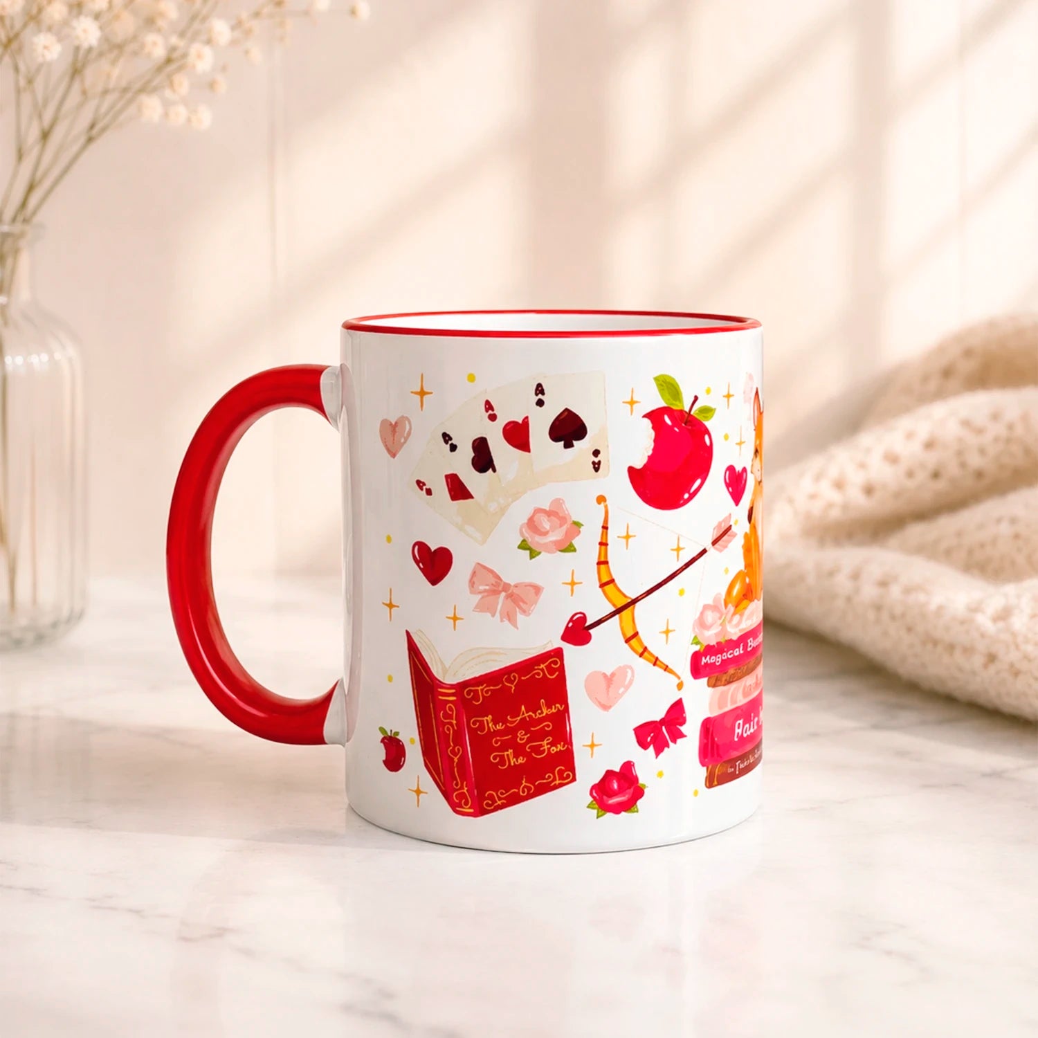 Taza literaria sublimada de cerámica 325ml inspirada en una historia romantasy la balada del arquero y zorro, con diseño de rosas, cartas, libros y detalles rojos.