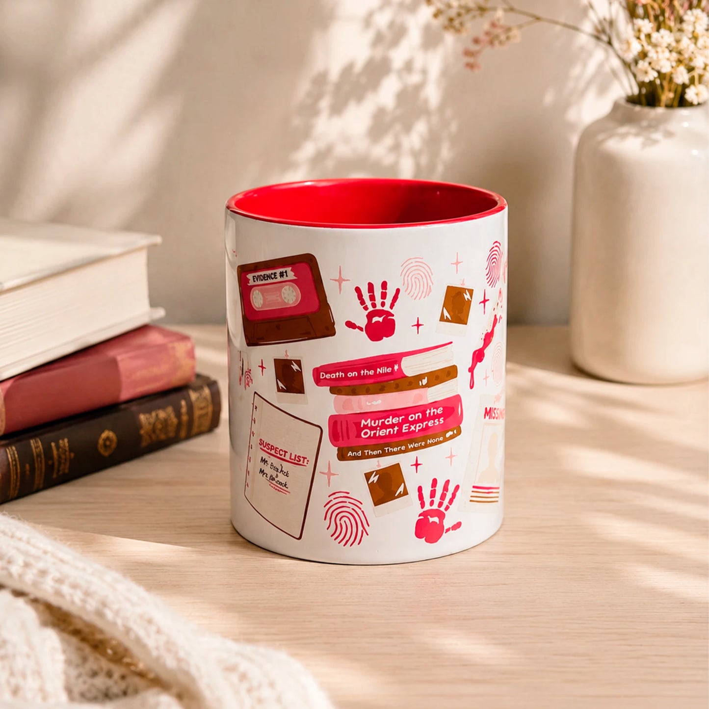Taza literaria de cerámica 11 oz Club de Misterio con diseño de pistas, huellas, evidencia, cassette, fotos y detalles de thriller.