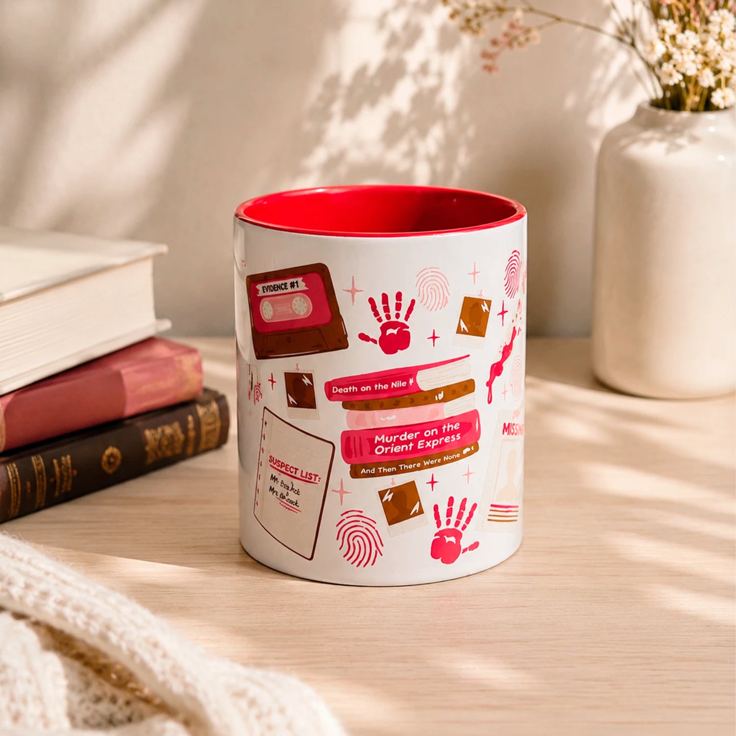 Taza literaria de cerámica 11 oz Club de Misterio con diseño de pistas, huellas, evidencia, cassette, fotos y detalles de thriller.