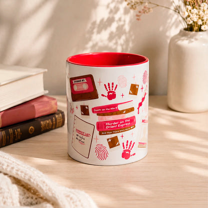 Taza literaria de cerámica 11 oz Club de Misterio con diseño de pistas, huellas, evidencia, cassette, fotos y detalles de thriller.