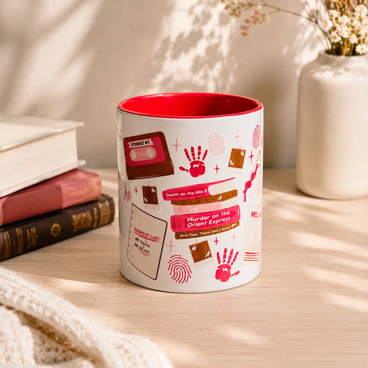 Taza literaria de cerámica 11 oz Club de Misterio con diseño de pistas, huellas, evidencia, cassette, fotos y detalles de thriller.