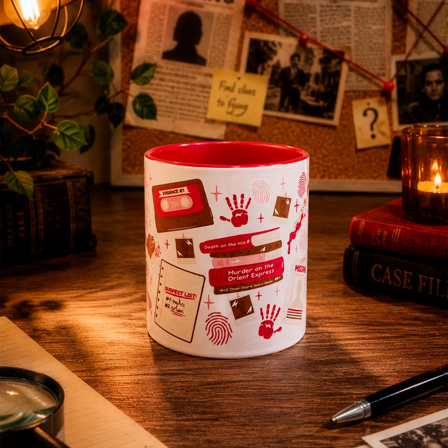 Taza literaria de cerámica 11 oz Club de Misterio con diseño de pistas, huellas, evidencia, cassette, fotos y detalles de thriller.
