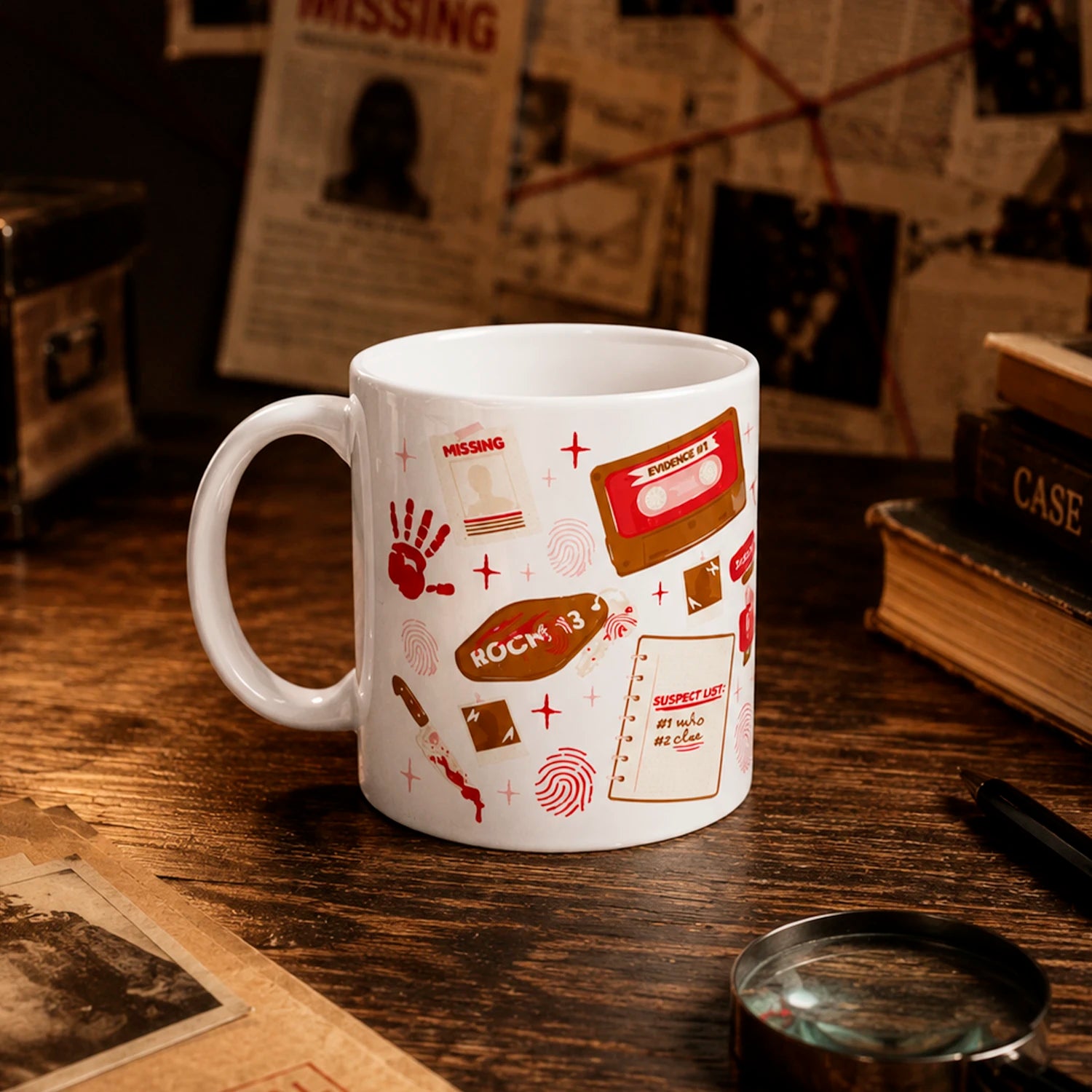Taza literaria de cerámica 11 oz Club de Misterio con diseño de pistas, huellas, evidencia, cassette, fotos y detalles de thriller.