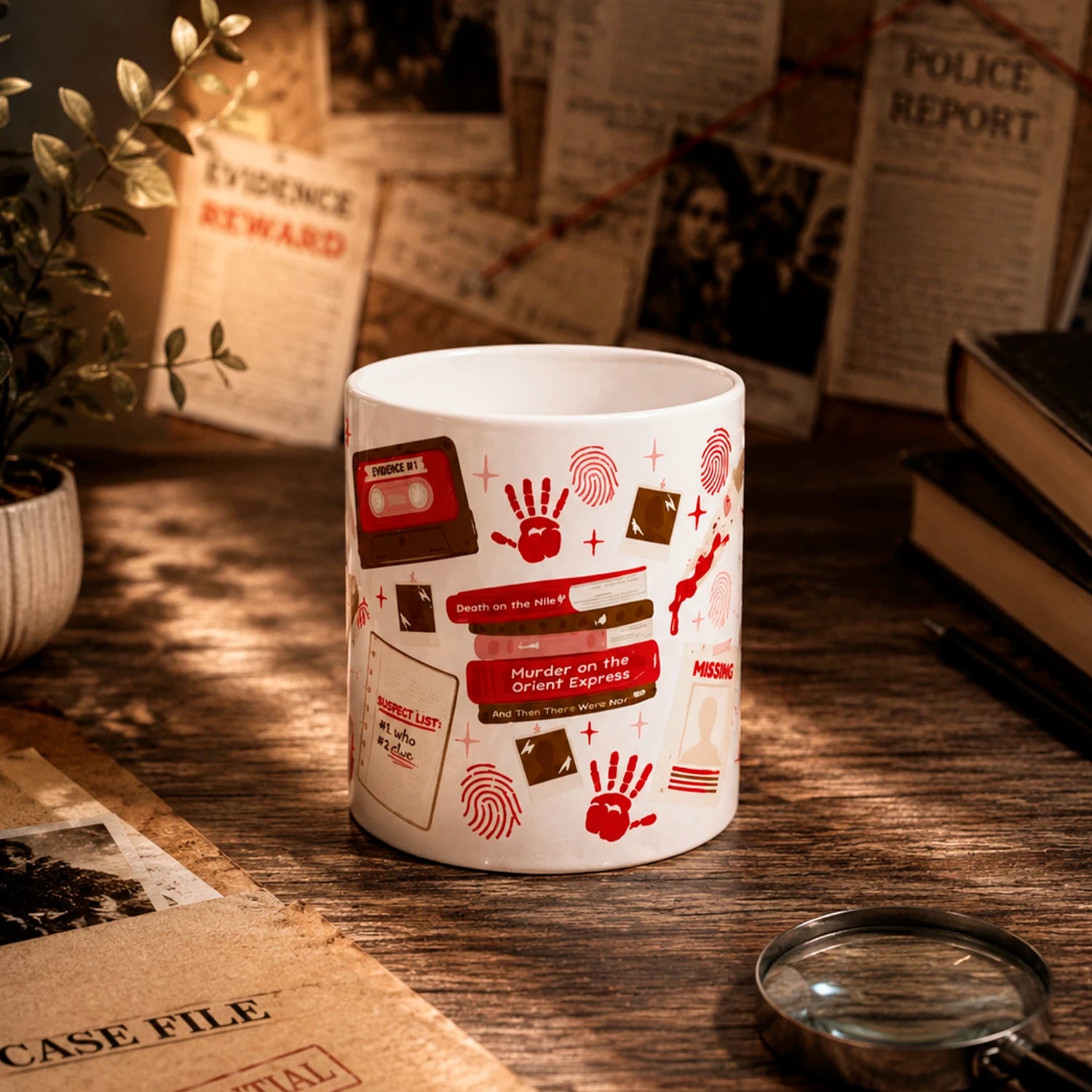 Taza literaria de cerámica 11 oz Club de Misterio con diseño de pistas, huellas, evidencia, cassette, fotos y detalles de thriller.