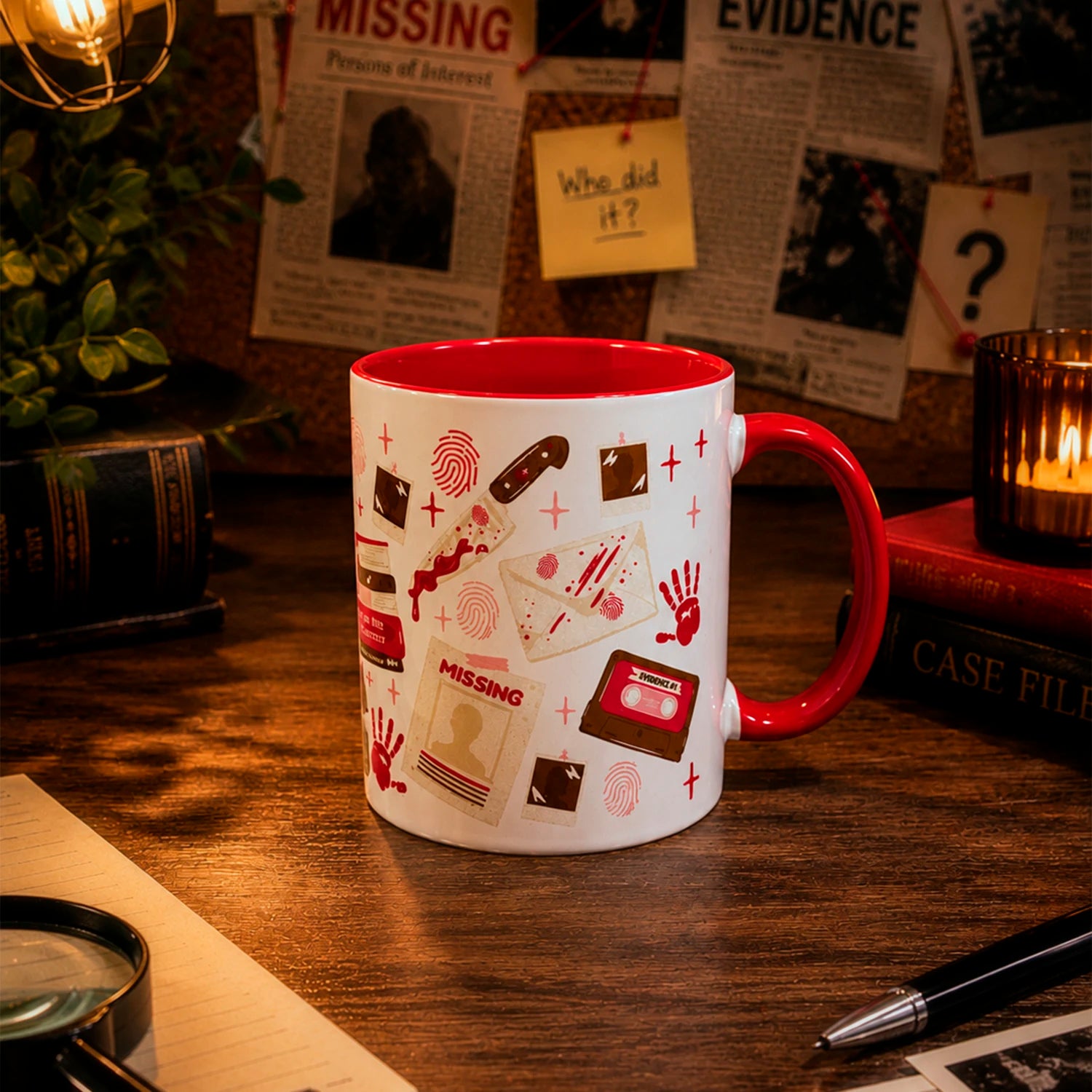 Taza literaria de cerámica 11 oz Club de Misterio con diseño de pistas, huellas, evidencia, cassette, fotos y detalles de thriller.