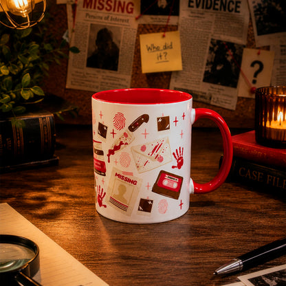 Taza literaria de cerámica 11 oz Club de Misterio con diseño de pistas, huellas, evidencia, cassette, fotos y detalles de thriller.