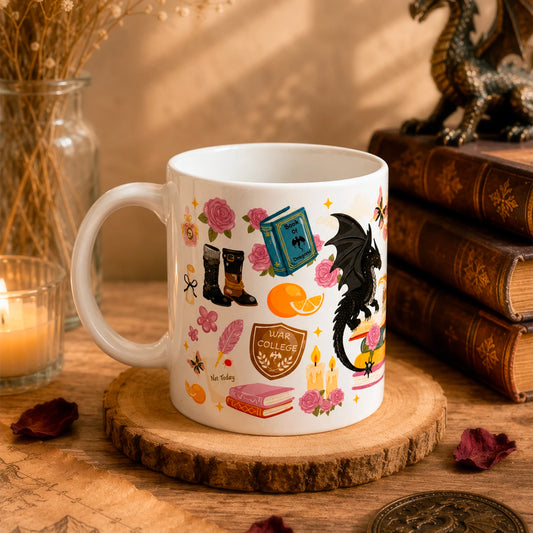 Taza literaria de 325ml inspirada en Alas de Sangre, con diseño de dragones, libros, rosas  y detalles de fantasía.