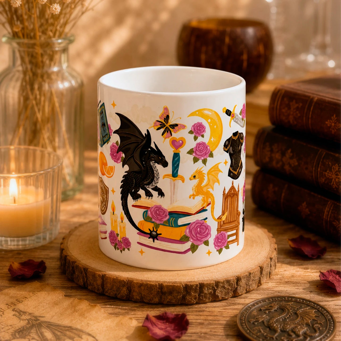 Taza literaria de 325ml inspirada en Alas de Sangre, con diseño de dragones, libros, rosas  y detalles de fantasía.