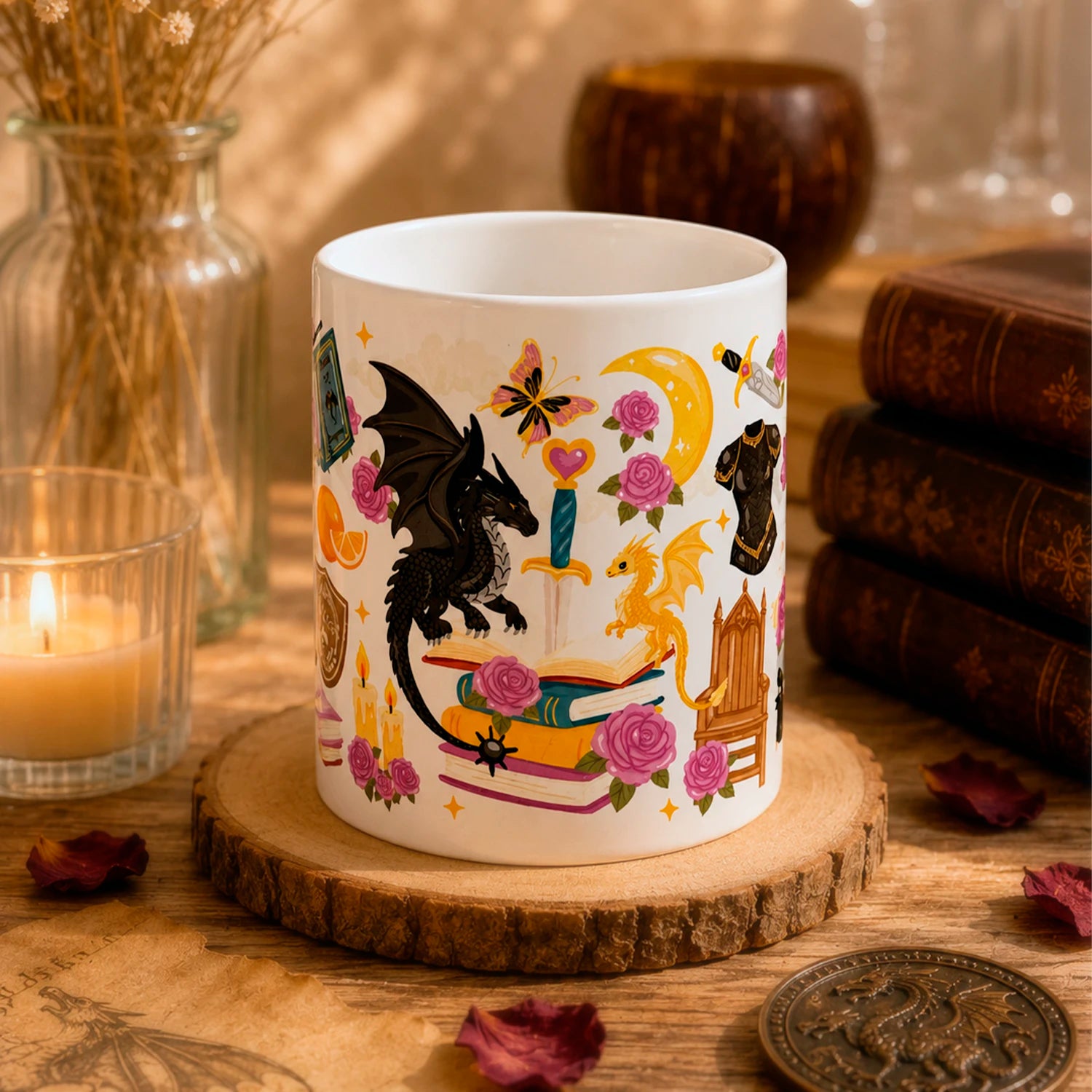 Taza literaria de 325ml inspirada en Alas de Sangre, con diseño de dragones, libros, rosas  y detalles de fantasía.