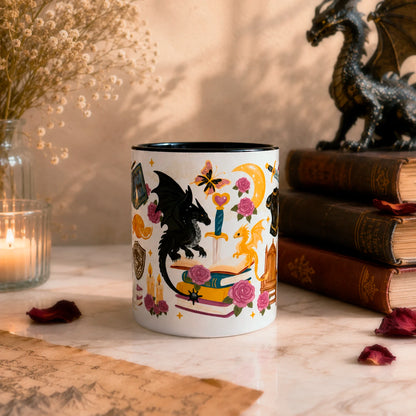 Taza literaria de 325ml inspirada en Alas de Sangre, con diseño de dragones, libros, rosas  y detalles de fantasía.
