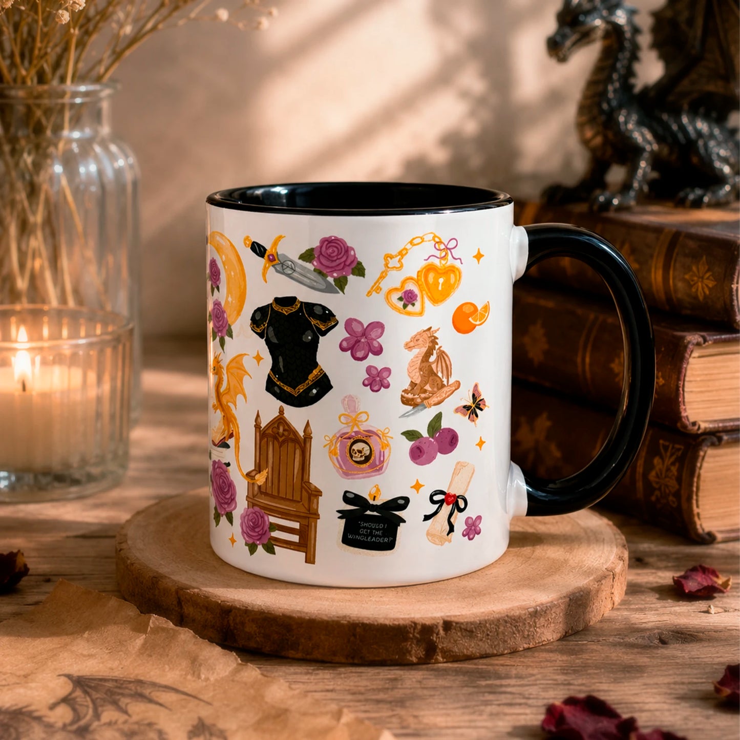 Taza literaria de 325ml inspirada en Alas de Sangre, con diseño de dragones, libros, rosas  y detalles de fantasía.