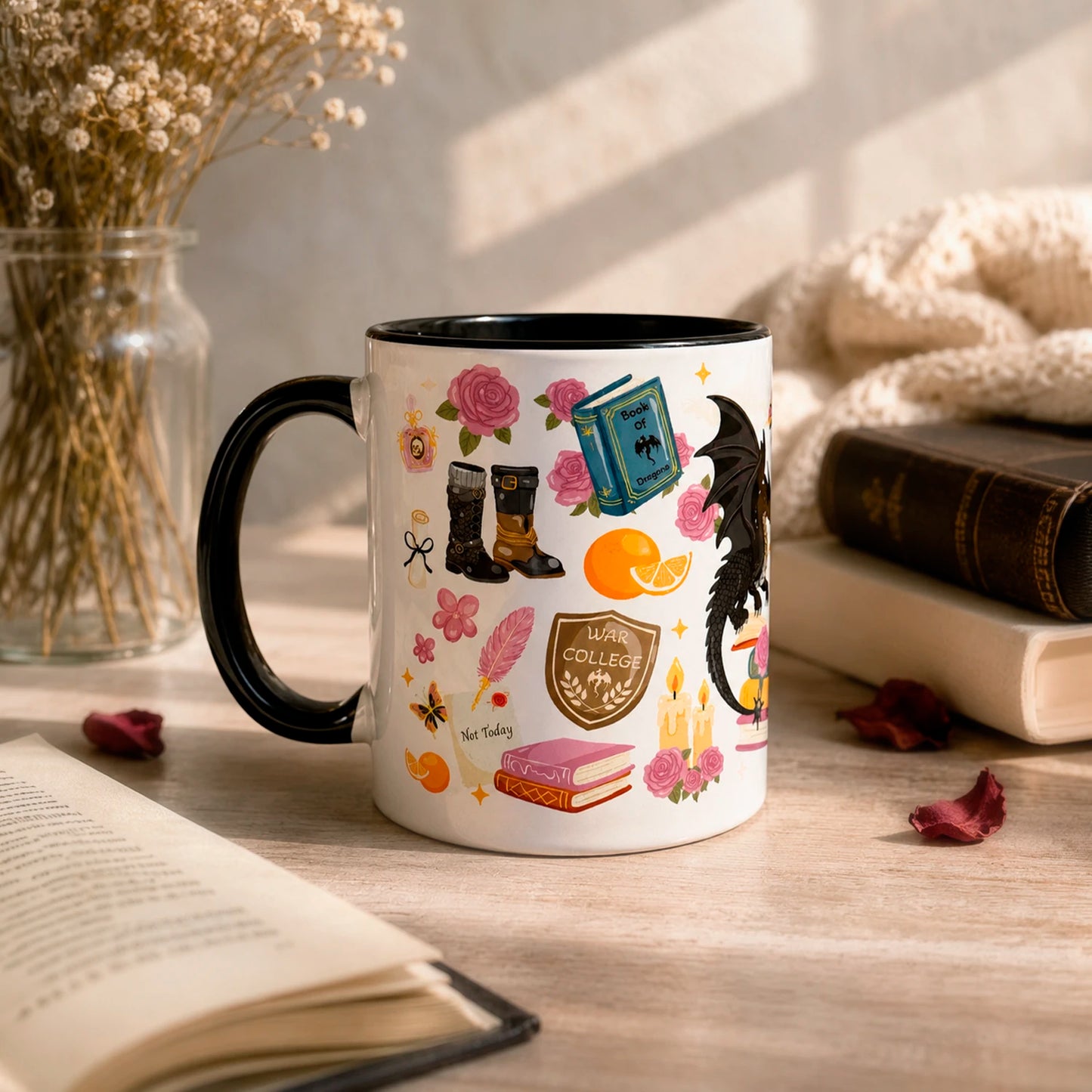 Taza literaria de 325ml inspirada en Alas de Sangre, con diseño de dragones, libros, rosas  y detalles de fantasía.