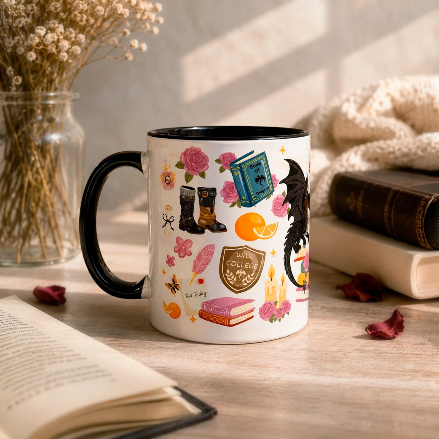 Taza literaria de 325ml inspirada en Alas de Sangre, con diseño de dragones, libros, rosas  y detalles de fantasía.