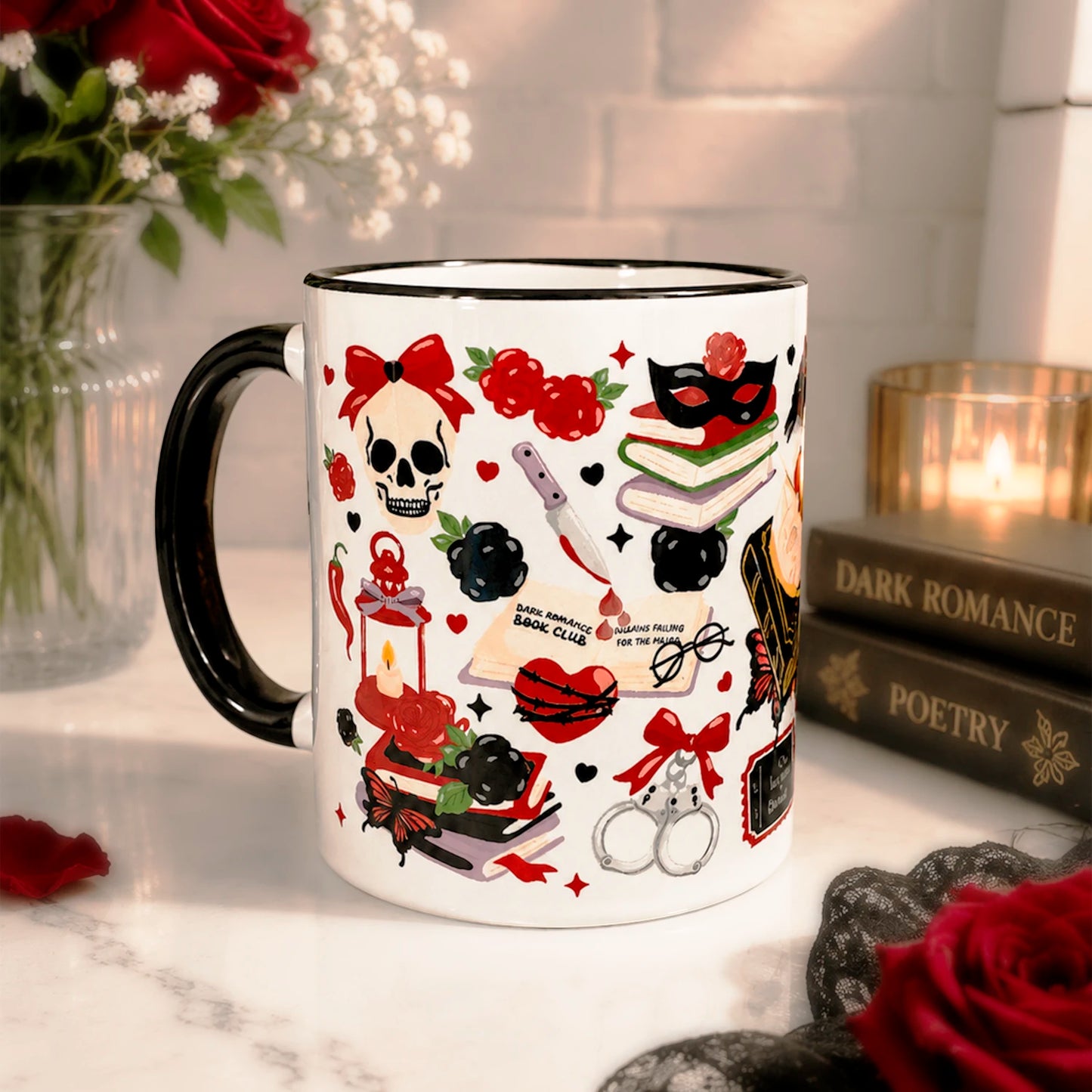 Taza literaria sublimada de cerámica 325 ml, Dark Romance con diseño gótico, rosas rojas, libros, corazones, mariposas, calaveras y detalles negros.