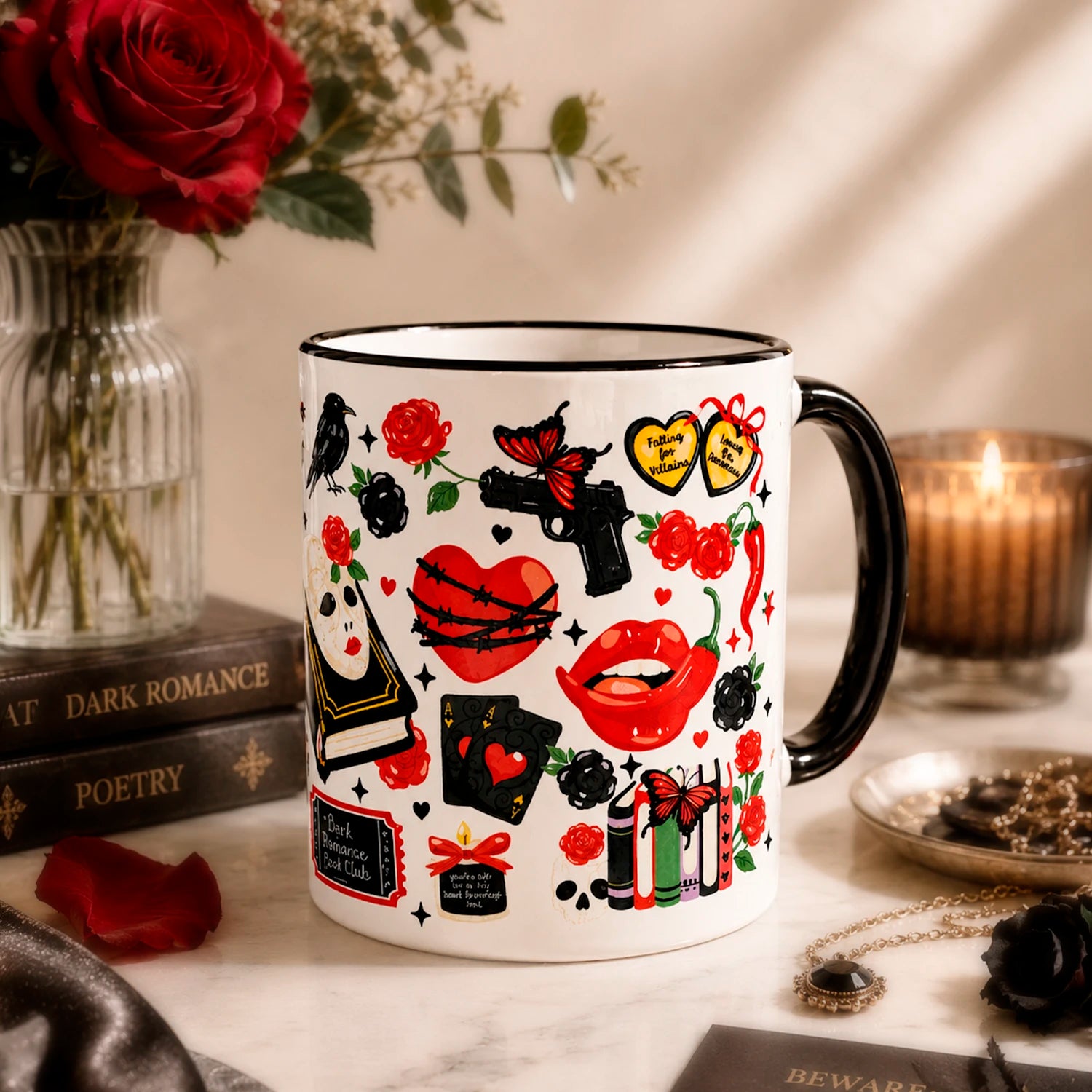 Taza literaria sublimada de cerámica 325 ml, Dark Romance con diseño gótico, rosas rojas, libros, corazones, mariposas, calaveras y detalles negros.