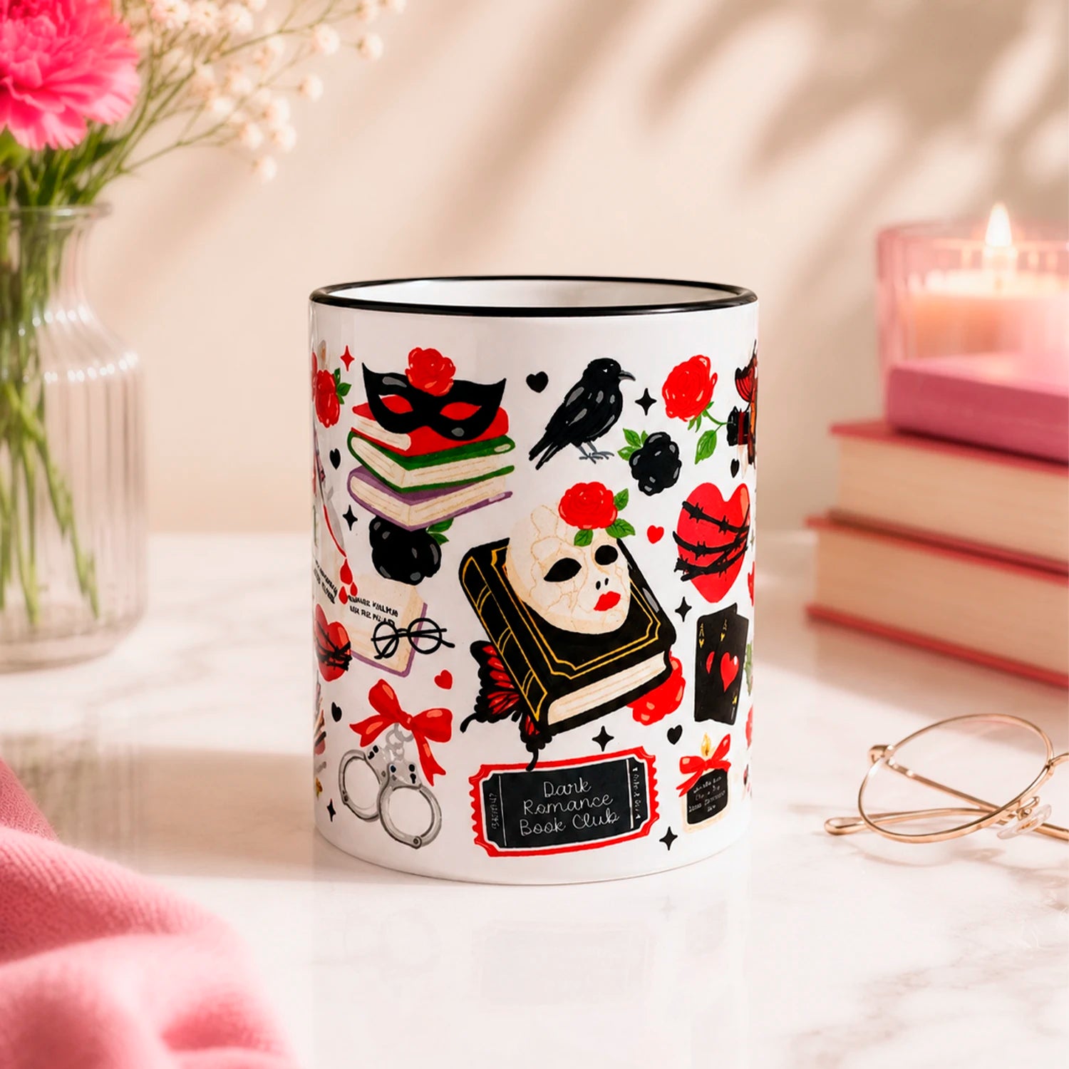Taza literaria sublimada de cerámica 325 ml, Dark Romance con diseño gótico, rosas rojas, libros, corazones, mariposas, calaveras y detalles negros.