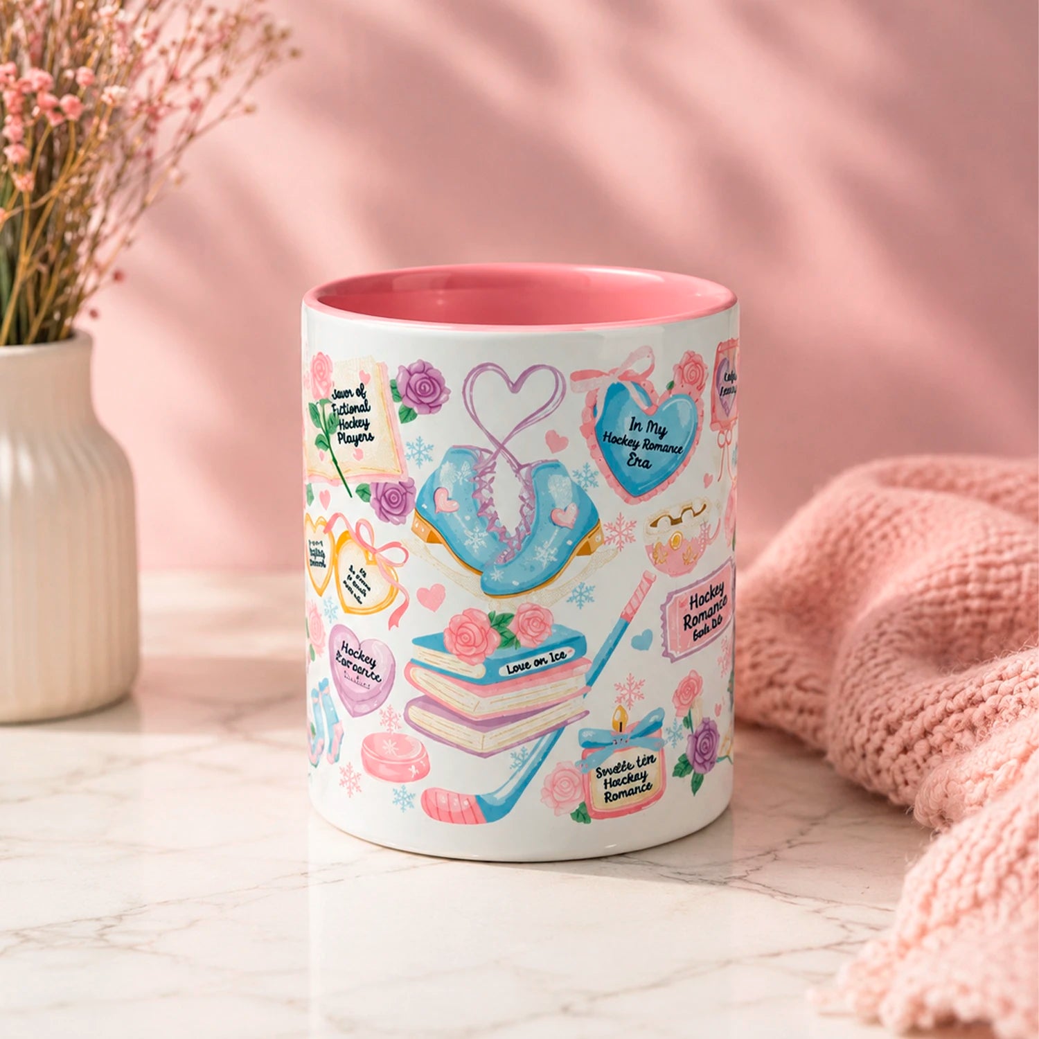 Taza literaria de cerámica 11 oz Hockey Romance con diseño de libros, patines, stick de hockey, rosas, corazones y detalles rosados.