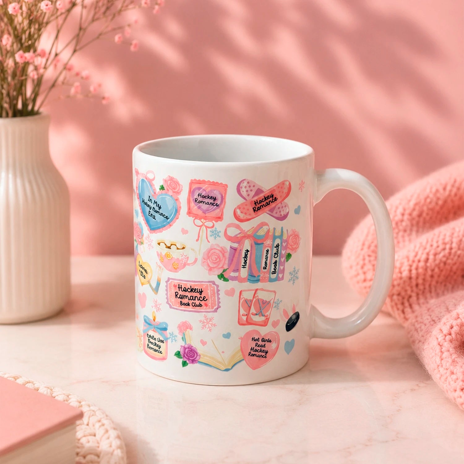 Taza literaria de cerámica 11 oz Hockey Romance con diseño de libros, patines, stick de hockey, rosas, corazones y detalles rosados.