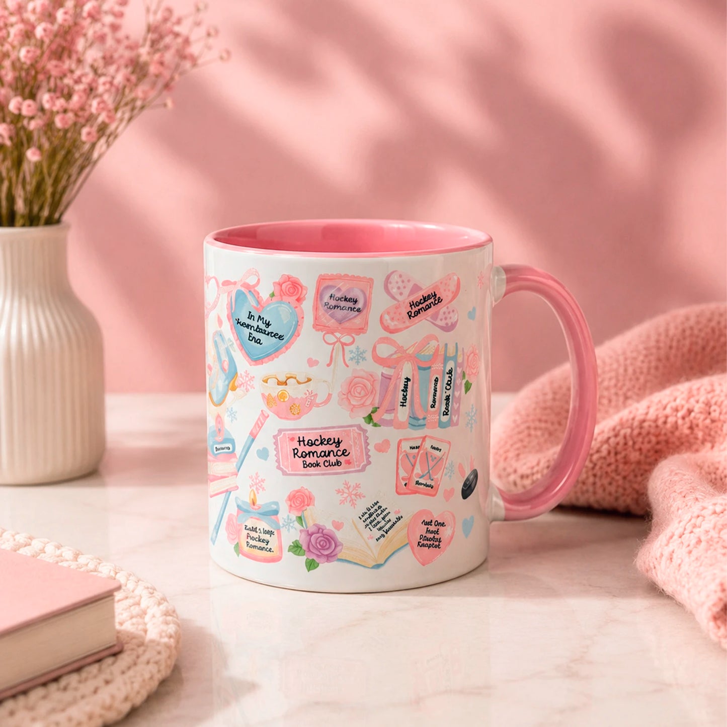 Taza literaria de cerámica 11 oz Hockey Romance con diseño de libros, patines, stick de hockey, rosas, corazones y detalles rosados.