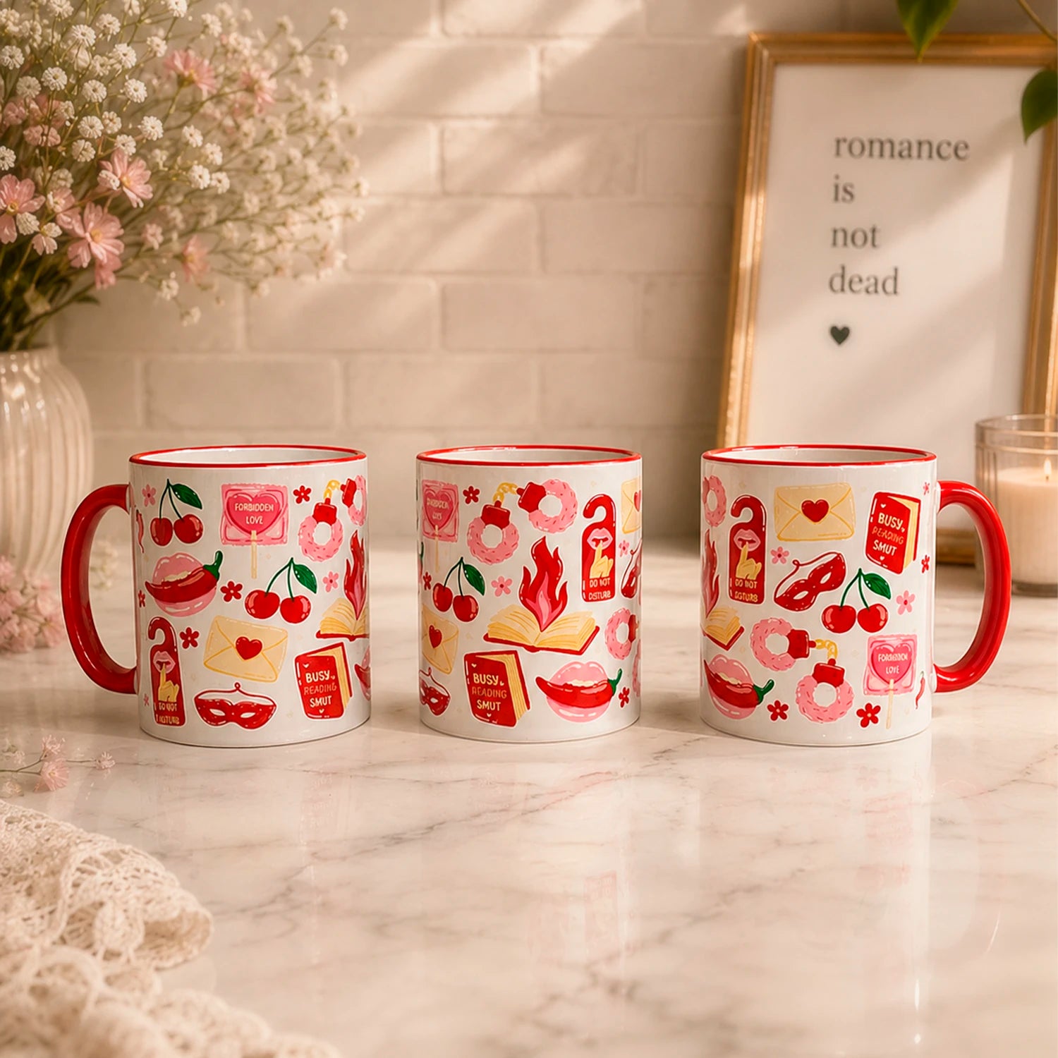 Taza literaria sublimada de cerámica 11 oz Spicy Reader con diseño romántico y coqueto para lectoras de romance spicy, romantasy y dark romance.