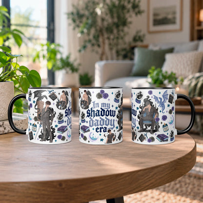 Taza sublimada de cerámica 11 oz Shadow Daddy con mango e interior negro, diseño romantasy con sombras, dragones, libros y detalles oscuros.