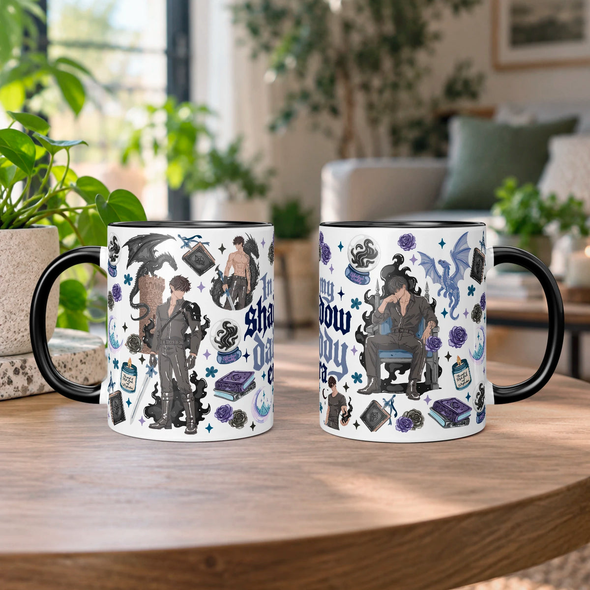 Taza sublimada de cerámica 11 oz Shadow Daddy con mango e interior negro, diseño romantasy con sombras, dragones, libros y detalles oscuros.