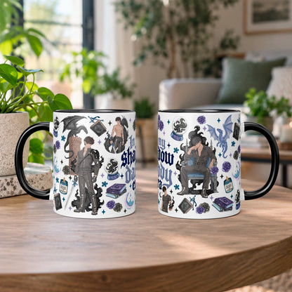 Taza sublimada de cerámica 11 oz Shadow Daddy con mango e interior negro, diseño romantasy con sombras, dragones, libros y detalles oscuros.