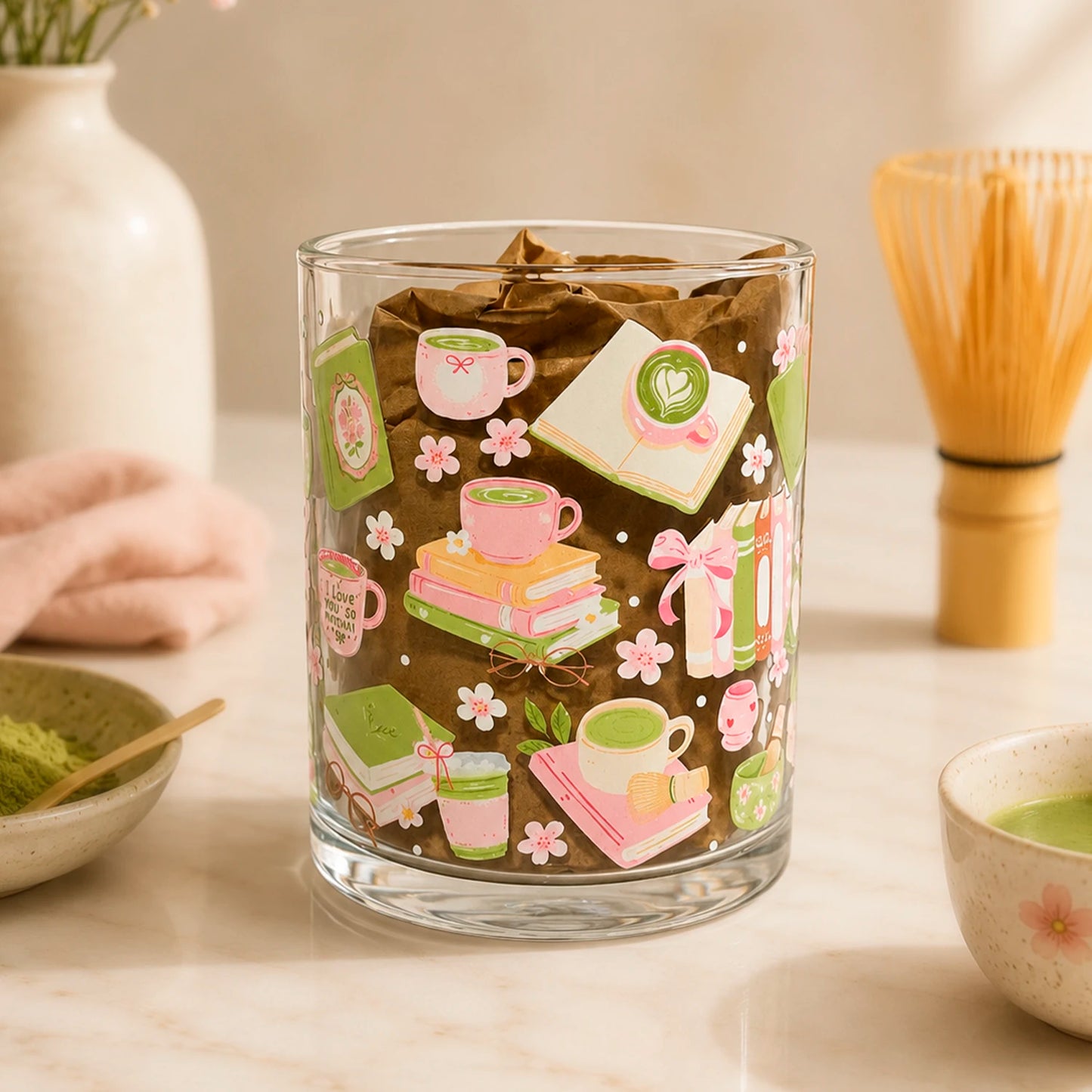 Taza de vidrio transparente 340 ml Matcha Love con diseño DTF UV de matcha, libros, flores y detalles rosados.