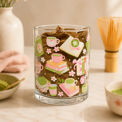 Taza de vidrio transparente 340 ml Matcha Love con diseño DTF UV de matcha, libros, flores y detalles rosados.