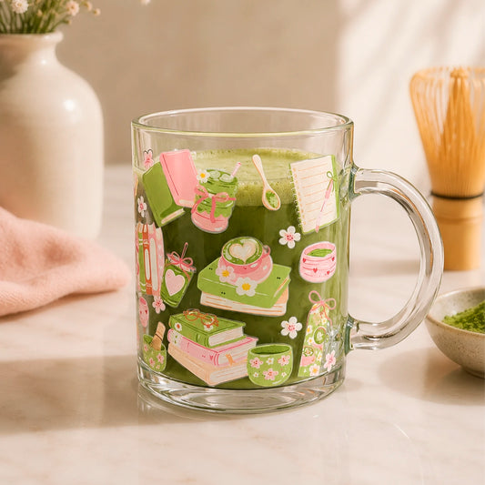 Taza de vidrio transparente 340 ml Matcha Love con diseño DTF UV de matcha, libros, flores y detalles rosados.