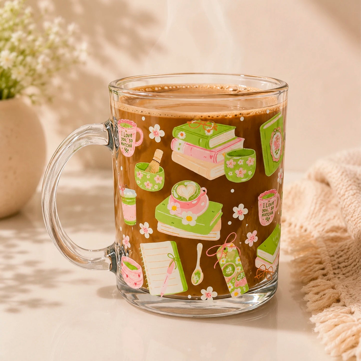 Taza de vidrio transparente 340 ml Matcha Love con diseño DTF UV de matcha, libros, flores y detalles rosados.
