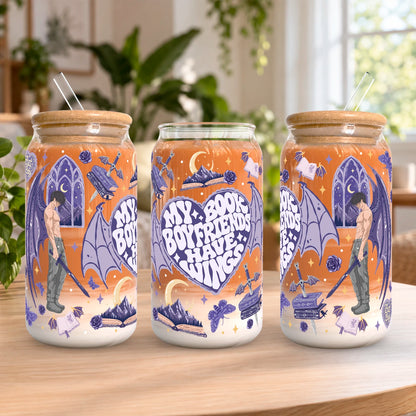 Vaso de vidrio transparente Book Boyfriends 500 ml con tapa de bambú, bombilla de vidrio y diseño literario bat boys.