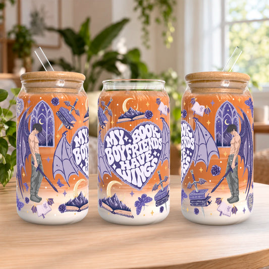 Vaso de vidrio transparente Book Boyfriends 500 ml con tapa de bambú, bombilla de vidrio y diseño literario bat boys.
