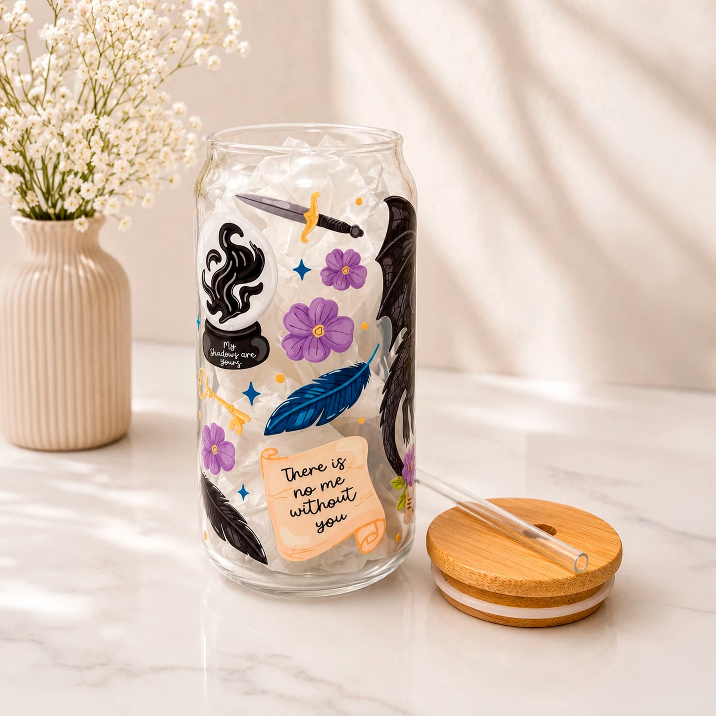Vaso de vidrio transparente Cuarta Ala 500 ml con tapa de bambú, bombilla de vidrio y diseño de dragones, flores y detalles de fantasía.